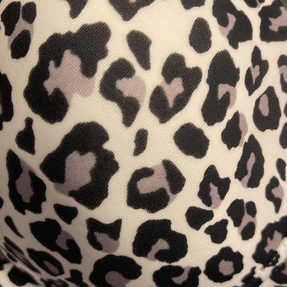 New With Tags 🐆Snow Leopard XL Comfort Molded Cup Bra with Sexy Lace Back 🤍🖤 - Picture 7 of 11